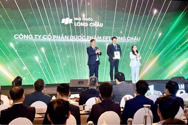 Hệ thống Nhà thuốc và Tiêm chủng Long Châu nhận chứng nhận Top 50 Doanh nghiệp Dẫn đầu về ESG Việt Nam 2026. (Ảnh: HOÀNG KHÁNH)