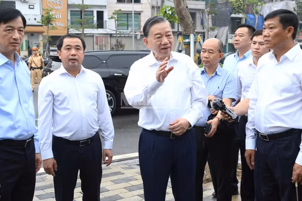 Tổng Bí thư, Chủ tịch nước Tô Lâm kiểm tra Dự án bãi đỗ xe, cây xanh tại khu vực đường Vành đai 1 và đường La Thành, Hà Nội. (Ảnh: ĐĂNG KHOA)