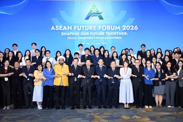 Các đại biểu chụp ảnh kỷ niệm tại phiên bế mạc Diễn đàn. (Ảnh: TRẦN HẢI)