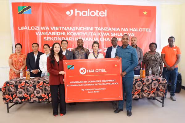 Đại sứ quán Việt Nam tại Tanzania và Halotel trao tặng phòng máy tính cho trường Kiwanja cha Ndege Dodoma CC.