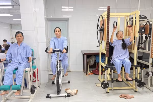 Người bệnh điều trị tại Bệnh viện đa khoa Hòe Nhai (Sở Y tế Hà Nội) tập phục hồi chức năng trong quá trình điều trị bằng y học cổ truyền. (Ảnh: KHÁNH HUY)