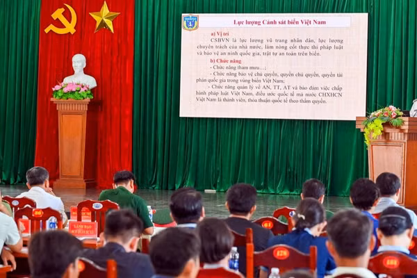 Báo cáo viên Cảnh sát biển tuyên truyền cho ngư dân Long Hải. (Ảnh: Cảnh sát biển cung cấp)