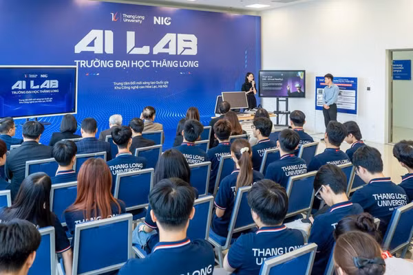Sinh viên Khoa Công nghệ thông tin, Trường đại học Thăng Long học tập tại Al Lab ở Trung tâm Đổi mới sáng tạo quốc gia cơ sở Hòa Lạc. (Ảnh: MINH NGỌC)