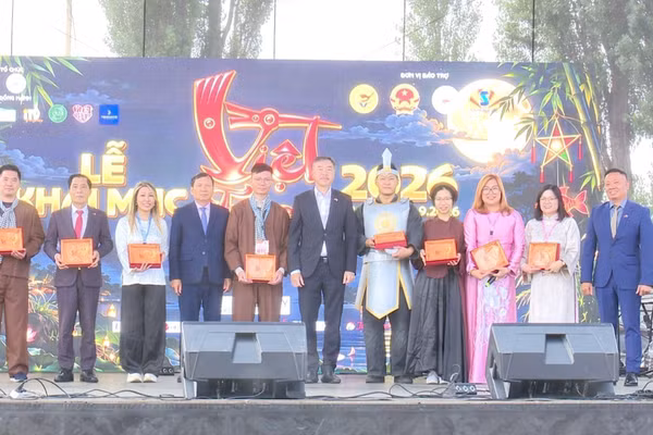 Đại sứ Dương Hoài Nam (giữa) cùng ban lãnh đạo cộng đồng người Việt tại Séc tham dự lễ khai mạc VietFest. (Ảnh: TTXVN)