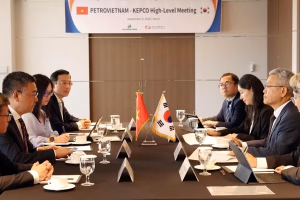 Tổng Giám đốc PETROVIETNAM Lê Mạnh Cường làm việc với Chủ tịch kiêm Tổng Giám đốc KEPCO Kim Dong-cheol. (Ảnh: NGÔ HƯƠNG)