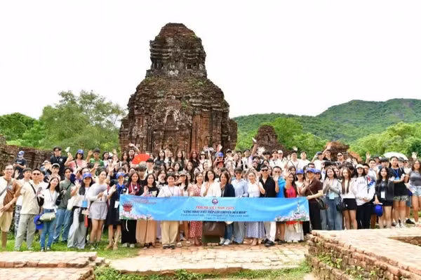 Thanh niên, sinh viên kiều bào tiêu biểu tham gia Trại hè Việt Nam. (Ảnh: Ủy ban Nhà nước về người Việt Nam ở nước ngoài cung cấp)