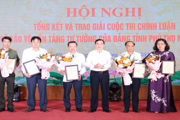 Phó Bí thư Tỉnh ủy Bùi Huy Vĩnh khen thưởng các tập thể có thành tích xuất sắc (Ảnh: HÀ HỒNG HÀ)