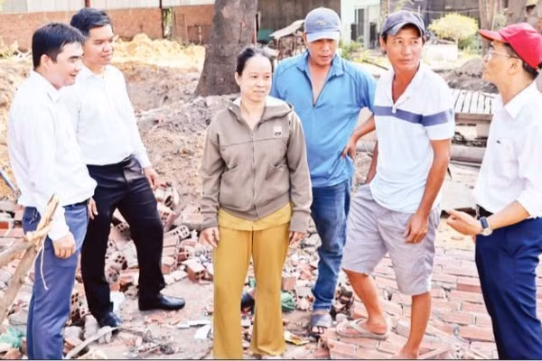 Cán bộ xã Phước An (thành phố Đồng Nai) vận động người dân bàn giao mặt bằng dự án đường 25C kết nối sân bay Long Thành. (Ảnh THIÊN VƯƠNG)