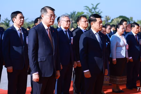 Thủ tướng Lê Minh Hưng và Thủ tướng Lào Saleumxay Kommasith dâng hoa tại Công viên Hữu nghị Lào-Việt Nam. (Ảnh: TTXVN)