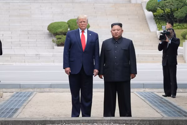 Tổng thống Mỹ Donald Trump (trái) và nhà lãnh đạo Triều Tiên Kim Jong Un tại cuộc gặp ở làng đình chiến Panmunjom, biên giới liên Triều, ngày 30/6/2019. (Ảnh: THX/TTXVN)