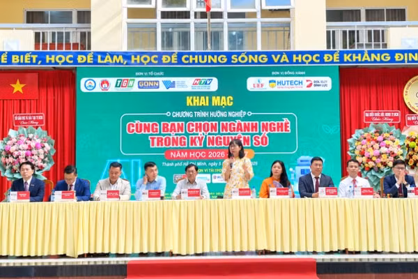 Chuyên gia tư vấn nghề nghiệp tại chương trình. (Ảnh: CAO TÂN)