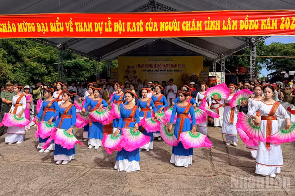 Đội văn nghệ do người Chăm biểu diễn. (Ảnh: THANH HẢI)
