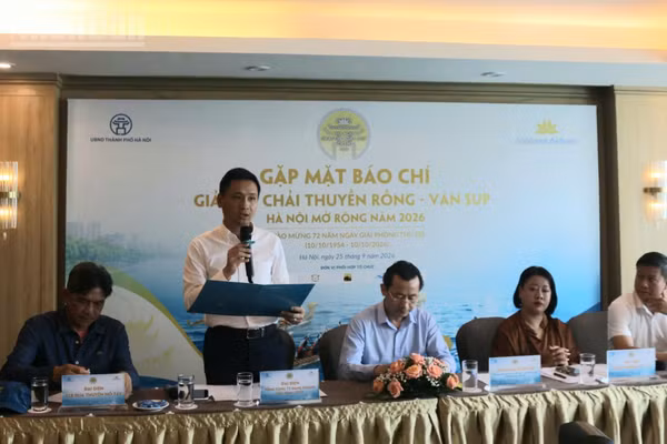 Ban tổ chức công bố các hoạt động tại Giải Bơi chải thuyền rồng-ván SUP Hà Nội. (Ảnh: GIANG NAM)