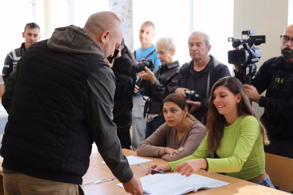 Cử tri Bulgaria bỏ phiếu trong cuộc bầu cử Tổng thống tại điểm bầu cử ở Sofia ngày 25/10/2026. Ảnh: THX/TTXVN