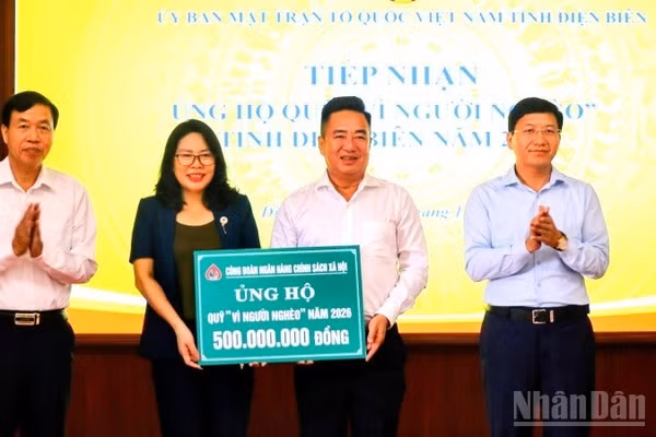 Đại diện lãnh đạo Ngân hàng Chính sách-Xã hội trao 500 triệu đồng ủng hộ Quỹ "Vì người nghèo" tỉnh Điện Biên năm 2026. (Ảnh: LÊ LAN)