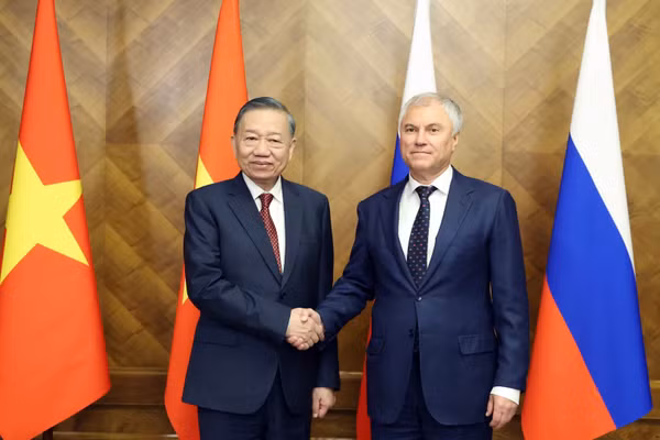 Tổng Bí thư, Chủ tịch nước Tô Lâm hội kiến Chủ tịch Duma Quốc gia Nga Vyacheslav Volodin. (Ảnh: TTXVN)