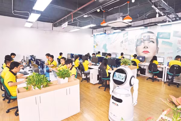 Cán bộ, nhân viên Tập đoàn MISA tích cực nghiên cứu, ứng dụng trí tuệ nhân tạo (AI) vào hoạt động của doanh nghiệp (Ảnh: NGUYÊN TRANG)