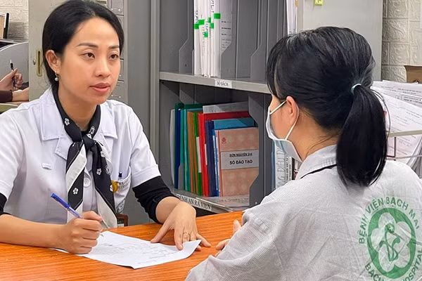 Nhân viên y tế tư vấn cho bệnh nhân ung thư đang điều trị tại Bệnh viện Bạch Mai.