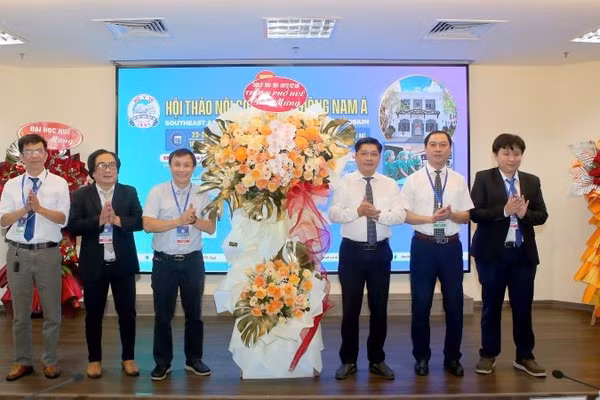 Lãnh đạo thành phố Huế tặng hoa chúc mừng hội thảo. (Ảnh: BAN TỔ CHỨC)