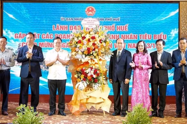 Lãnh đạo thành phố Huế tặng hoa chúc mừng đại diện cộng đồng doanh nghiệp, doanh nhân nhân Ngày Doanh nhân Việt Nam 13/10. (Ảnh: NG.HIẾU)
