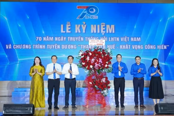 Lãnh đạo Thường trực Thành ủy, Hội đồng nhân dân, Ủy ban Mặt trận Tổ quốc Việt Nam thành phố tặng hoa chúc mừng Hội Liên hiệp thanh niên Việt Nam thành phố Huế. (Ảnh: Th.Trang)