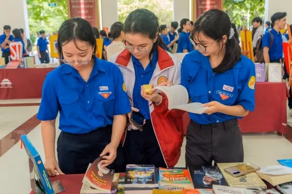 Ngày hội “Văn hóa đọc trong thanh niên tại thành phố Huế” được tổ chức tại Trường trung học phổ thông chuyên Quốc Học Huế, hưởng ứng Tuần lễ học tập suốt đời. (Ảnh: Th. Trang)
