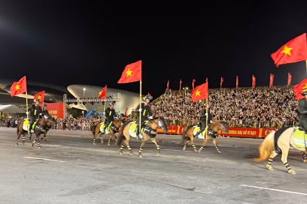 Màn biểu diễn kỵ binh của cán bộ chiến sĩ tại lễ khai mạc Hội thao. 