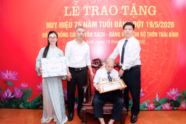 Lãnh đạo Ban Thường vụ Đảng ủy xã Đông Anh (Hà Nội) đến thăm, trao Huy hiệu 75 năm tuổi Đảng của đảng viên lão thành Đỗ Văn Sách.
