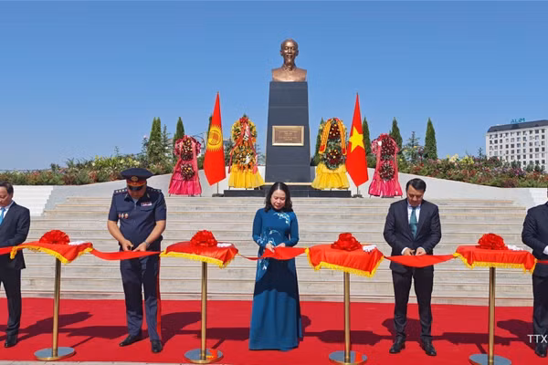 Phó Chủ tịch nước Võ Thị Ánh Xuân và các đại biểu thực hiện nghi thức cắt băng khánh thành Tượng đài Hồ Chí Minh. (ẢNH: TTXVN)