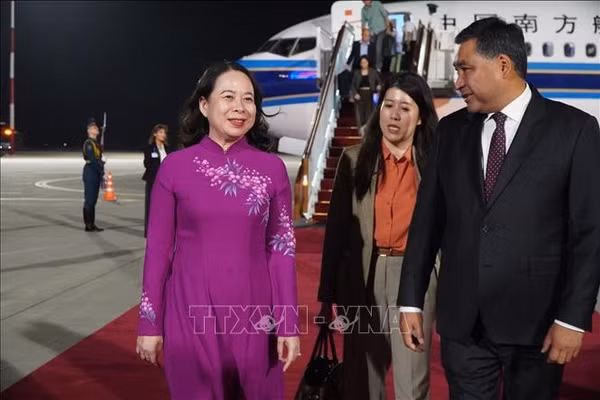 Phó Chủ tịch thứ nhất Nội các Daniyar Amangeldiev đón Phó Chủ tịch nước Võ Thị Ánh Xuân tại sân bay quốc tế Manas, thủ đô Bishkek. (Ảnh: Tâm Hằng/PV TTXVN tại SNG)