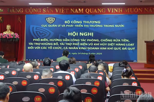 Hội nghị phổ biến, hướng dẫn công tác phòng, chống rửa tiền, tài trợ khủng bố và tài trợ phổ biến vũ khí hủy diệt hàng loạt. (Ảnh: Cục Quản lý và Phát triển thị trường trong nước)