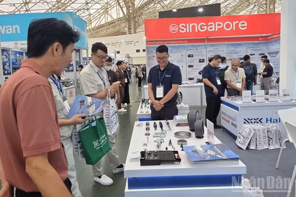 Muốn tham gia sâu hơn vào chuỗi cung ứng toàn cầu, ngành cơ khí Việt Nam cần chuyển từ gia công sang chủ công nghệ. (Ảnh: KIM DUNG)