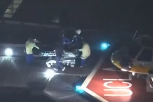Các nạn nhân được đưa đi cấp cứu. (Ảnh chụp màn hình video kênh KTLA)