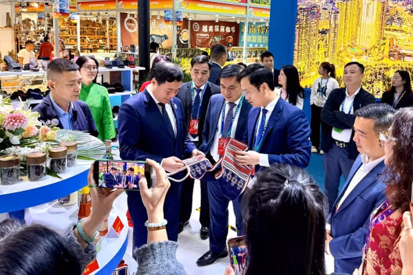 Tham dự Hội chợ, đoàn đại biểu của Bộ Công thương do Thứ trưởng Nguyễn Sinh Nhật Tân làm Trưởng đoàn đã tham dự Lễ Khai mạc Hội chợ và các sự kiện liên quan.