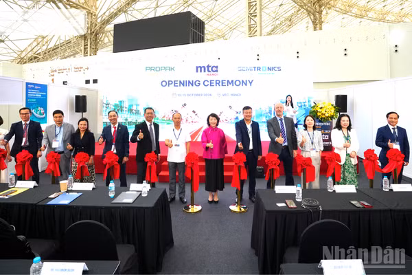 Các đại biểu thực hiện nghi thức cắt băng khai mạc ba triển lãm quốc tế ProPak Hanoi 2026, MTA Hanoi 2026 và SemiTronics Vietnam 2026 tại Trung tâm Triển lãm Việt Nam (VEC), Đông Anh, Hà Nội, ngày 13/10. (Ảnh: AN NGUYÊN)