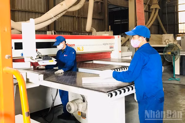 Các doanh nghiệp được khuyến nghị chủ động kiểm kê phát thải, tận dụng các chương trình hỗ trợ. (Ảnh: AN NGUYÊN)