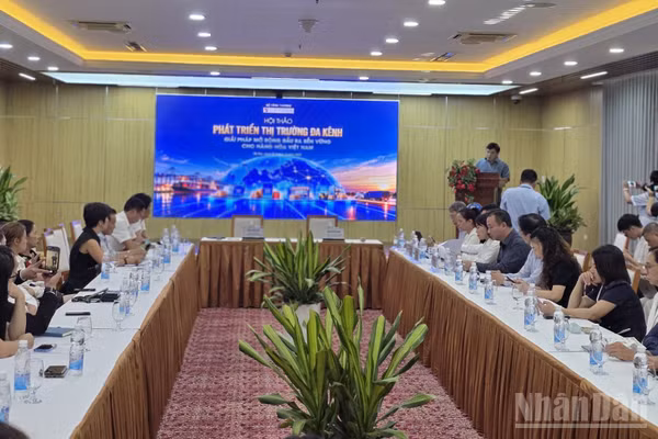 Hội thảo “Phát triển thị trường đa kênh: Giải pháp mở rộng đầu ra bền vững cho hàng hóa Việt Nam”. (Ảnh: KIM DUNG)
