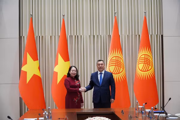 Phó Chủ tịch nước Võ Thị Ánh Xuân gặp Tổng thống Kyrgyzstan Sadyr Japarov. (Ảnh: TTXVN)