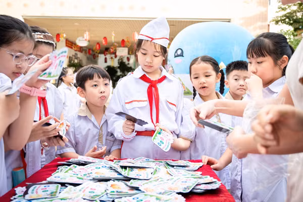 Học sinh Trường tiểu học Vạn Bảo (Hà Nội) tham gia Chương trình tuyên truyền “Học sinh với kiến thức sử dụng năng lượng an toàn, tiết kiệm và hiệu quả”. (Ảnh: BCT)