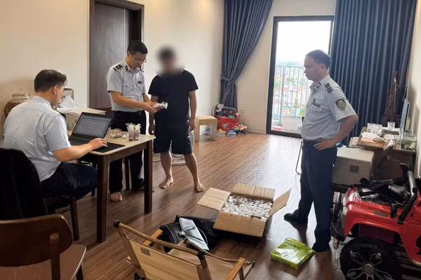 Đội Quản lý thị trường số 1, Chi cục Quản lý thị trường thành phố Hà Nội đã đồng loạt kiểm tra, phát hiện và tạm giữ hơn 5.000 sản phẩm mực in giả mạo các nhãn hiệu Epson và Canon.