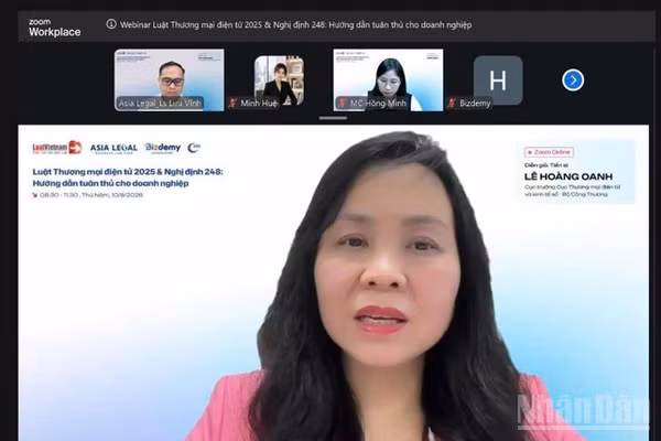 Cục trưởng Thương mại điện tử và Kinh tế số Lê Hoàng Oanh hướng dẫn những quy định mới trong Luật Thương mại điện tử và Nghị định số 248/2026/NĐ-CP. (Ảnh: BCT cung cấp)