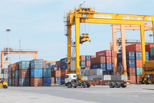 Logistics là một lĩnh vực đặc biệt mà hoạt động kinh doanh có thể đồng thời chạm tới thương mại, vận tải, giao thông, đầu tư, đất đai, hải quan, thuế, bảo hiểm, thương mại điện tử và nhiều lĩnh vực quản lý khác. (Ảnh: H.M)