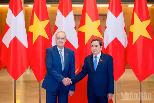 Chủ tịch Quốc hội Trần Thanh Mẫn và Tổng thống Liên bang Thụy Sĩ Guy Parmelin. (Ảnh: DUY LINH)