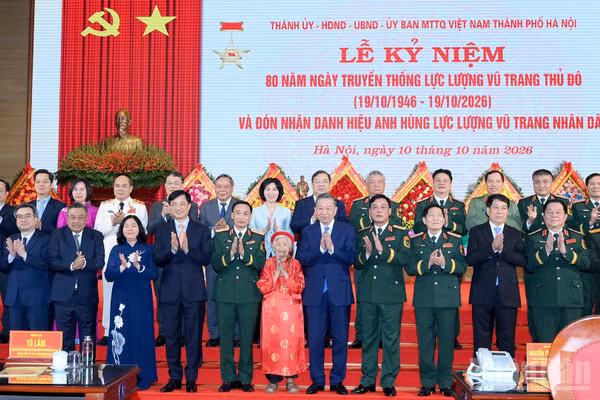 Tổng Bí thư, Chủ tịch nước Tô Lâm, các đồng chí lãnh đạo, nguyên lãnh đạo Đảng, Nhà nước và các đại biểu dự Lễ kỷ niệm 80 năm Ngày truyền thống Lực lượng vũ trang Thủ đô và đón nhận Danh hiệu Anh hùng Lực lượng vũ trang nhân dân. (Ảnh: ĐĂNG KHOA)