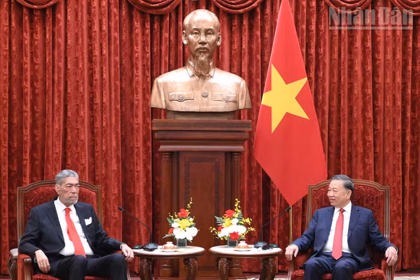 Tổng Bí thư, Chủ tịch nước Tô Lâm tiếp đồng chí Miguel Mejia, Tổng Bí thư Đảng Phong trào Cánh tả Thống nhất (MIU), Bộ trưởng Chính sách Hội nhập Khu vực của Cộng hòa Dominica. (Ảnh: ĐĂNG KHOA)