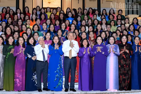 Tổng Bí thư, Chủ tịch nước Tô Lâm với các nữ Đại biểu Quốc hội khóa XVI. (Ảnh: ĐĂNG KHOA)