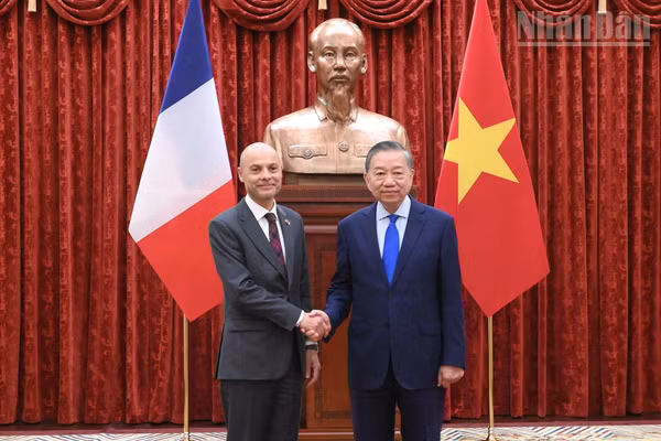 Tổng Bí thư, Chủ tịch nước Tô Lâm tiếp Đại sứ Cộng hòa Pháp tại Việt Nam Didier Le Bret trình Quốc thư, chính thức bắt đầu nhiệm kỳ công tác tại Việt Nam. (Ảnh: ĐĂNG KHOA)
