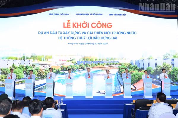 Tổng Bí thư, Chủ tịch nước Tô Lâm và các đại biểu thực hiện nghi thức khởi công Dự án đầu tư xây dựng và cải thiện môi trường nước hệ thống thủy lợi Bắc Hưng Hải. (Ảnh: ĐĂNG KHOA) 