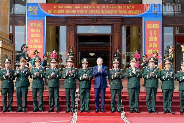 Tổng Bí thư, Chủ tịch nước Tô Lâm với các đồng chí lãnh đạo Bộ Quốc phòng và Bộ Tư lệnh Quân khu 2. (Ảnh: ĐĂNG KHOA)