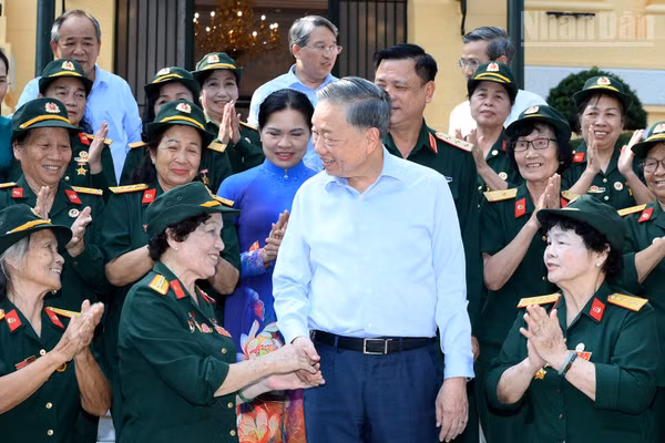 Tổng Bí thư, Chủ tịch nước Tô Lâm gặp mặt thân mật đoàn đại biểu Đại đội nữ lái xe Trường Sơn. (Ảnh: ĐĂNG KHOA)